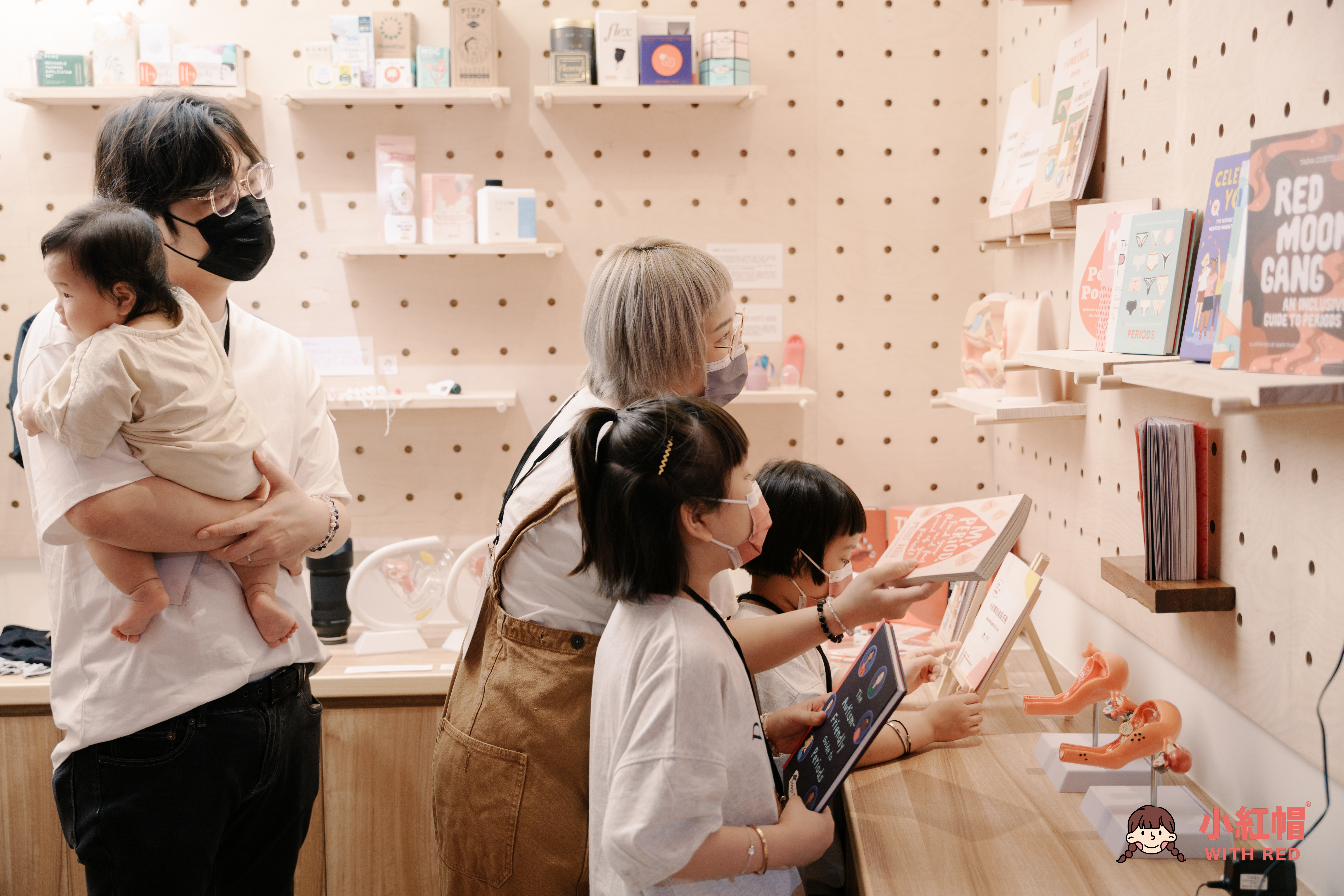 小紅厝改建自屋齡超過 50 年的老屋，座落於大龍峒的菜市場內，門口設置木棧板平臺與長椅，隨時歡迎路過及街坊的大小朋友來坐坐，也讓博物館成為當地居民日常的歇腳處。