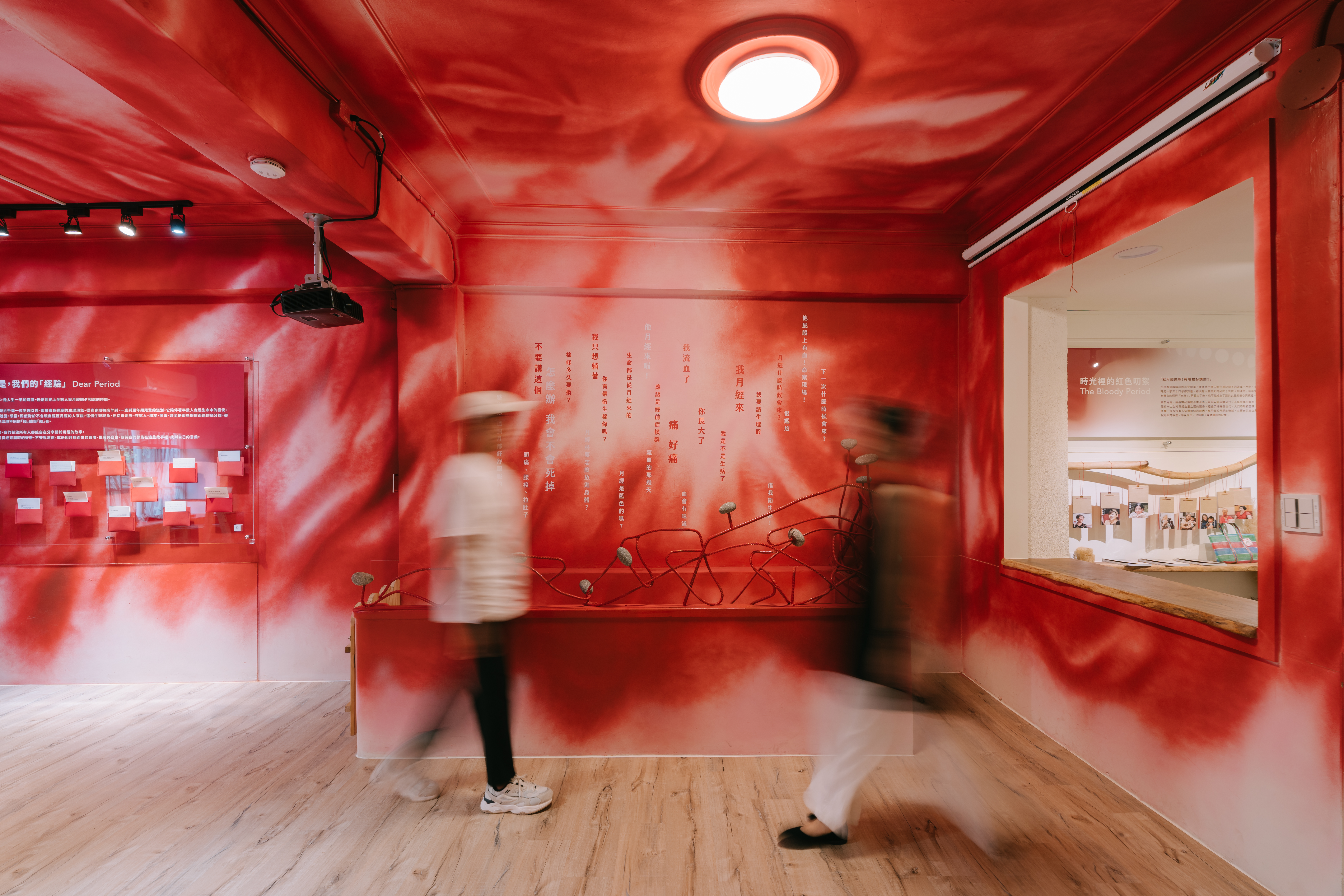 小紅厝改建自屋齡超過 50 年的老屋，座落於大龍峒的菜市場內，門口設置木棧板平臺與長椅，隨時歡迎路過及街坊的大小朋友來坐坐，也讓博物館成為當地居民日常的歇腳處。